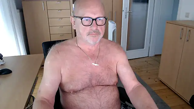 Snapshot of V2_Rotate chatting on 07-13-26, 10:14 V2 Rotate online show from 07-13-26, 10:14