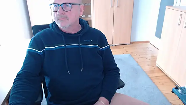 Snapshot of V2_Rotate chatting on 03-10-25, 11:45 V2 Rotate online show from 03-10-25, 11:45