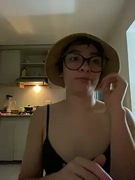 Snapshot of _Lunnaa_ chatting on 06-30-26, 04:01 Lunnaa online show from 06-30-26, 04:01