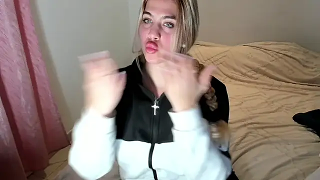 MariaMeir online show from 12-18-25, 08:01