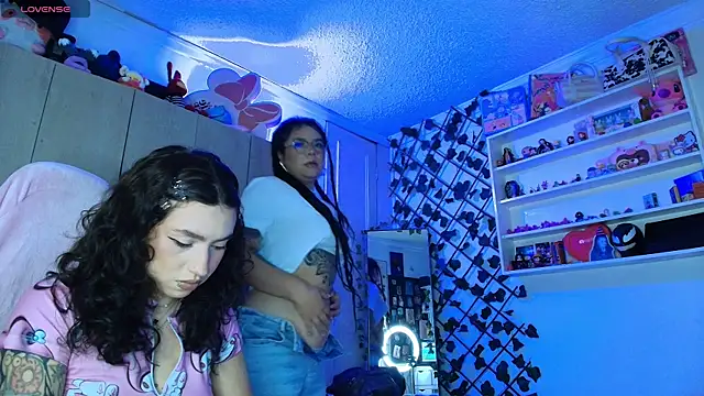 Snapshot of valenor_ chatting on 05-16-26, 04:11 valenor online show from 05-16-26, 04:11