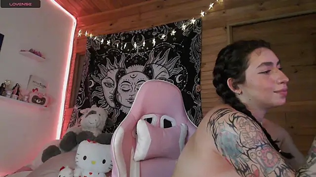 Snapshot of valenor_ chatting on 03-11-25, 03:04 valenor online show from 03-11-25, 03:04