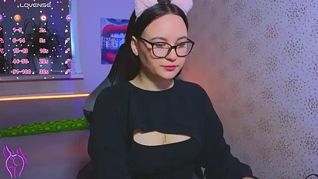 Snapshot of EsterLogan chatting on 09-30-25, 10:43 EsterLogan online show from 09-30-25, 10:43