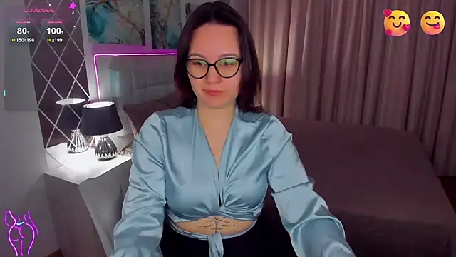 Snapshot of EsterLogan chatting on 03-21-25, 05:21 EsterLogan online show from 03-21-25, 05:21