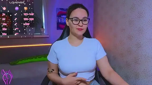 Snapshot of EsterLogan chatting on 09-20-25, 11:15 EsterLogan online show from 09-20-25, 11:15