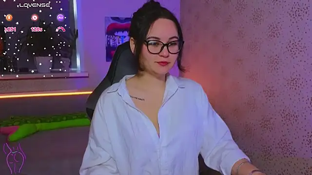 Snapshot of EsterLogan chatting on 10-15-25, 09:06 EsterLogan online show from 10-15-25, 09:06