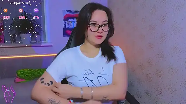 Snapshot of EsterLogan chatting on 10-19-25, 08:50 EsterLogan online show from 10-19-25, 08:50