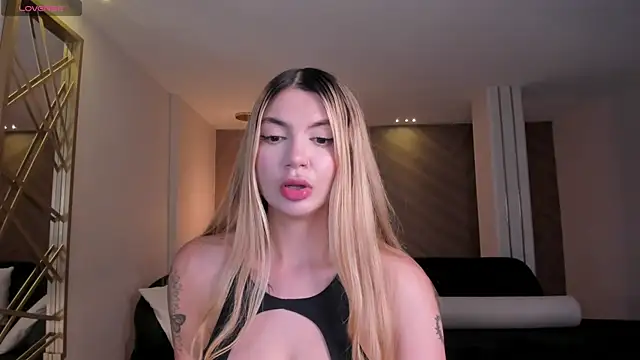 Snapshot of NiaHolland chatting on 05-13-26, 06:26 NiaHolland online show from 05-13-26, 06:26