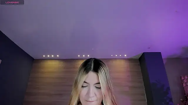 NiaHolland online show from 04-22-26, 06:14