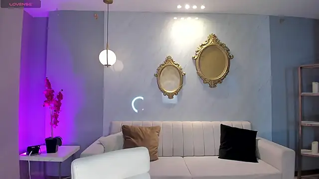 NiaHolland online show from 04-14-26, 08:03