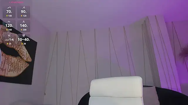 NiaHolland online show from 04-18-26, 07:58