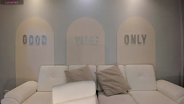 NiaHolland online show from 10-12-25, 06:09