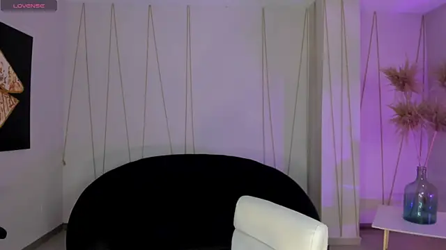 NiaHolland online show from 01-18-26, 05:38