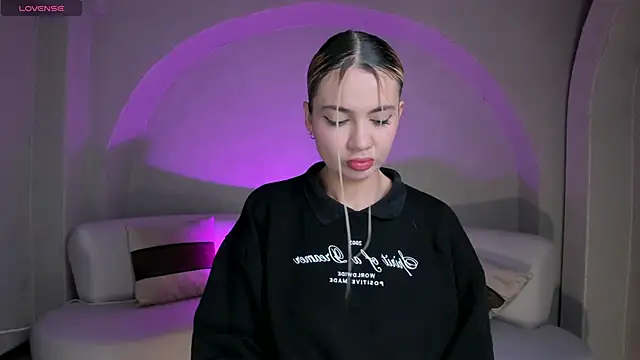 NiaHolland online show from 10-27-25, 11:33