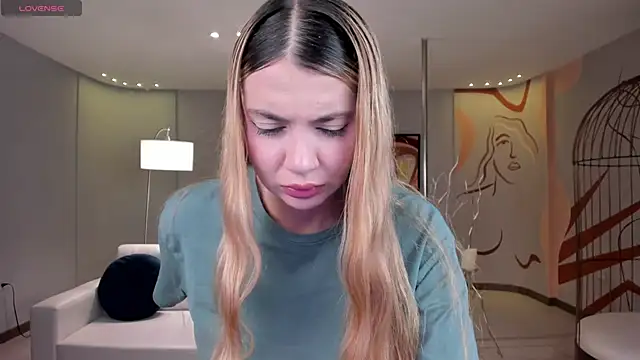 Snapshot of NiaHolland chatting on 05-05-26, 07:17 NiaHolland online show from 05-05-26, 07:17
