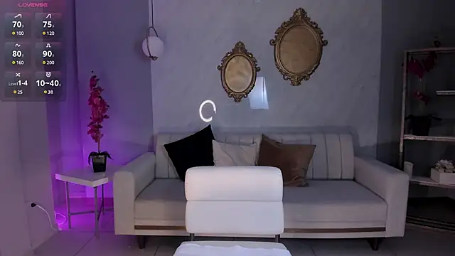NiaHolland online show from 02-25-25, 08:00