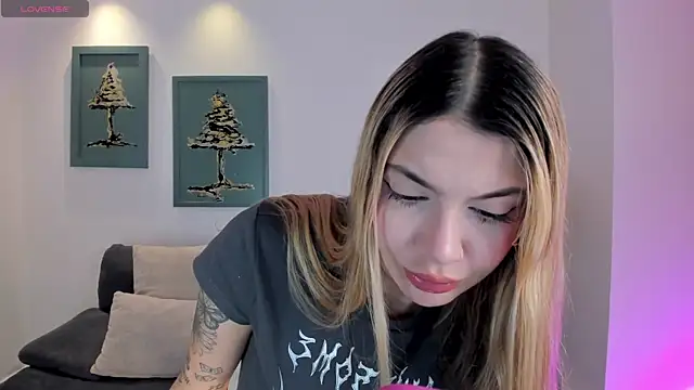 Snapshot of NiaHolland chatting on 05-12-26, 12:00 NiaHolland online show from 05-12-26, 12:00