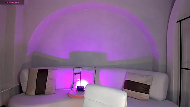 NiaHolland online show from 10-29-25, 07:35