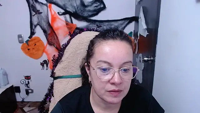 Sonialorens  online show from 10-30-25, 04:59