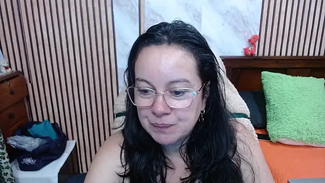 Snapshot of Sonialorens_ chatting on 10-15-25, 10:40 Sonialorens  online show from 10-15-25, 10:40