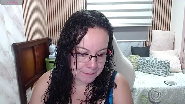 Snapshot of Sonialorens_ chatting on 06-08-26, 01:11 Sonialorens online show from 06-08-26, 01:11