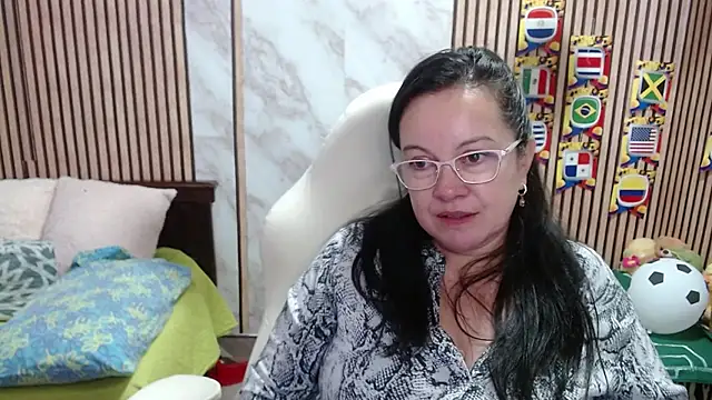 Sonialorens  online show from 06-21-26, 07:30