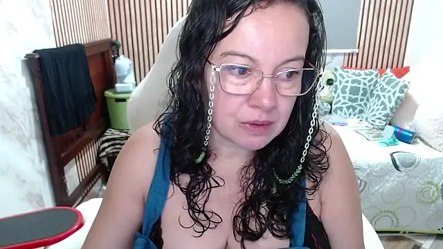 Snapshot of Sonialorens_ chatting on 05-13-26, 02:35 Sonialorens online show from 05-13-26, 02:35
