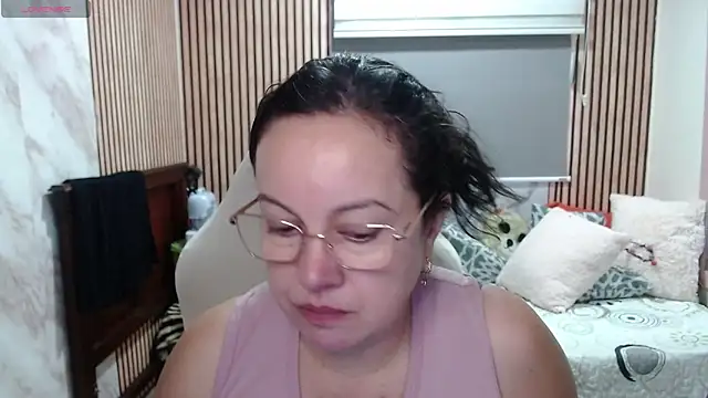 Snapshot of Sonialorens_ chatting on 05-20-26, 04:04 Sonialorens online show from 05-20-26, 04:04