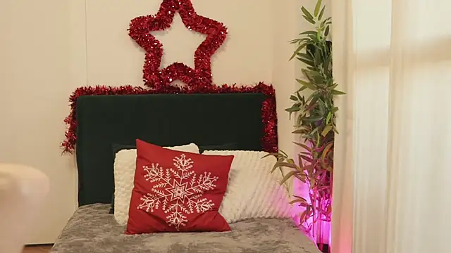 Luna Riva online show from 12-15-25, 09:37