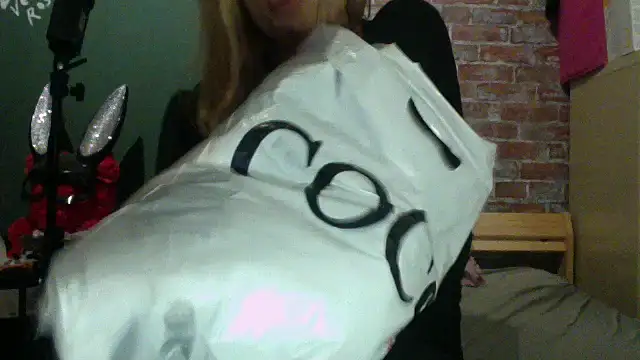 Lisavontease online show from 11-28-25, 08:42