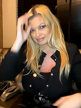 Snapshot of Lisavontease chatting on 10-05-25, 03:19 Lisavontease online show from 10-05-25, 03:19