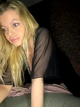 Snapshot of Lisavontease chatting on 10-18-25, 04:03 Lisavontease online show from 10-18-25, 04:03