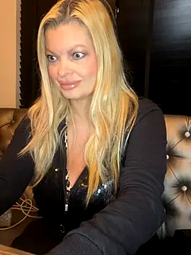 Snapshot of Lisavontease chatting on 10-12-25, 04:36 Lisavontease online show from 10-12-25, 04:36