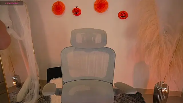 Snapshot of LaraBaker chatting on 10-21-25, 11:09 LaraBaker online show from 10-21-25, 11:09