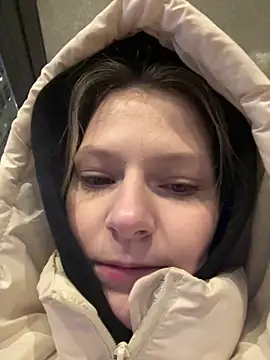 Snapshot of MaryHiggins chatting on 11-27-25, 08:42 MaryHiggins online show from 11-27-25, 08:42