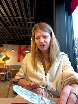 Snapshot of MaryHiggins chatting on 11-22-25, 12:59 MaryHiggins online show from 11-22-25, 12:59