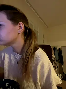 Snapshot of MaryHiggins chatting on 11-25-25, 02:39 MaryHiggins online show from 11-25-25, 02:39