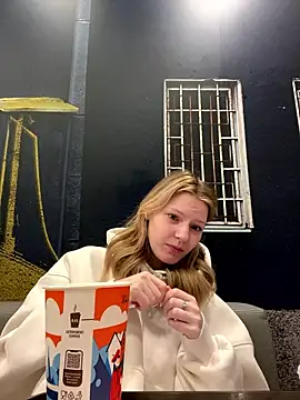 Snapshot of MaryHiggins chatting on 01-13-26, 04:33 MaryHiggins online show from 01-13-26, 04:33