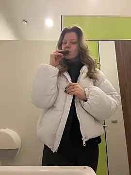 Snapshot of MaryHiggins chatting on 12-19-25, 02:41 MaryHiggins online show from 12-19-25, 02:41