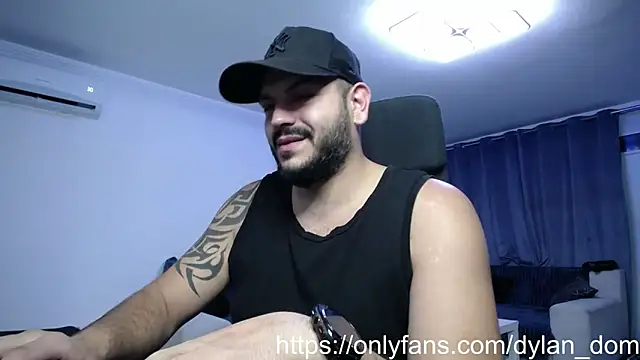 Snapshot of dyllan_dom_ chatting on 10-19-25, 10:23 dyllan dom online show from 10-19-25, 10:23