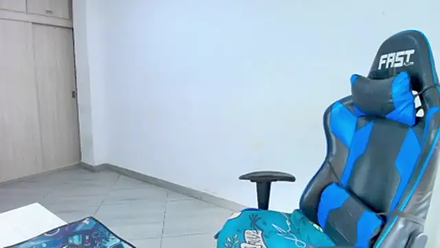 Snapshot of sophiax-x chatting on 02-19-26, 04:37 sophiax-x online show from 02-19-26, 04:37