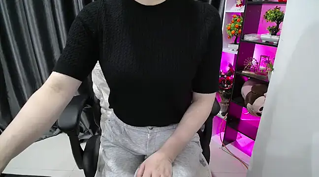 Snapshot of Yuki-yio chatting on 03-07-25, 01:20 Yuki-yio online show from 03-07-25, 01:20