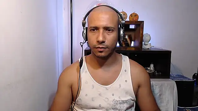 Snapshot of thommerxxx chatting on 06-14-26, 12:18 thommerxxx online show from 06-14-26, 12:18