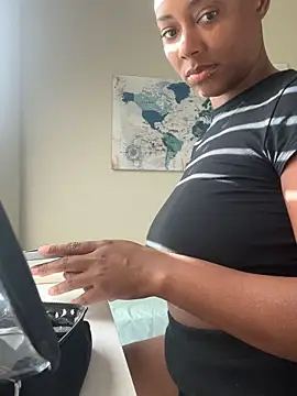 Snapshot of HoneyDripHer chatting on 10-13-25, 01:34 HoneyDripHer online show from 10-13-25, 01:34