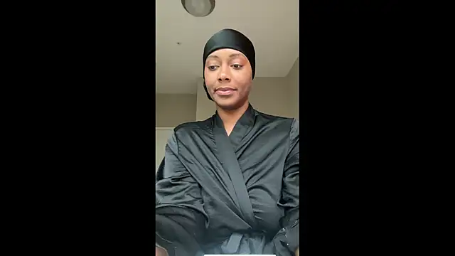 Snapshot of HoneyDripHer chatting on 11-18-25, 06:22 HoneyDripHer online show from 11-18-25, 06:22