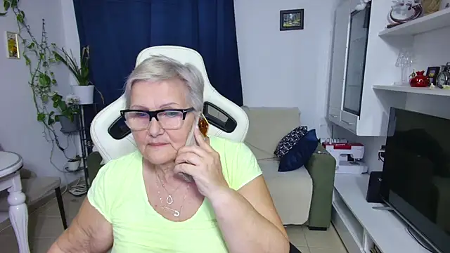 Snapshot of Selenna57 chatting on 04-19-26, 06:10 Selenna57 online show from 04-19-26, 06:10