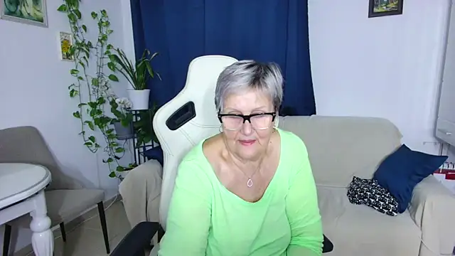 Snapshot of Selenna57 chatting on 02-11-26, 06:19 Selenna57 online show from 02-11-26, 06:19