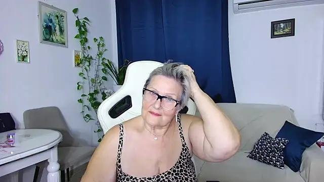 Snapshot of Selenna57 chatting on 02-02-26, 06:18 Selenna57 online show from 02-02-26, 06:18