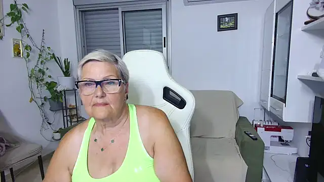 Snapshot of Selenna57 chatting on 06-04-26, 05:17 Selenna57 online show from 06-04-26, 05:17