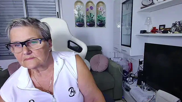 Snapshot of Selenna57 chatting on 07-28-26, 05:34 Selenna57 online show from 07-28-26, 05:34